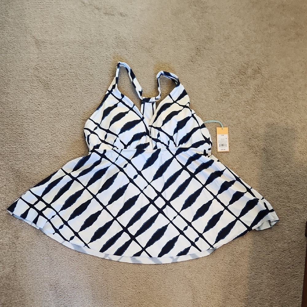 Stylish Black and White Patterned Top